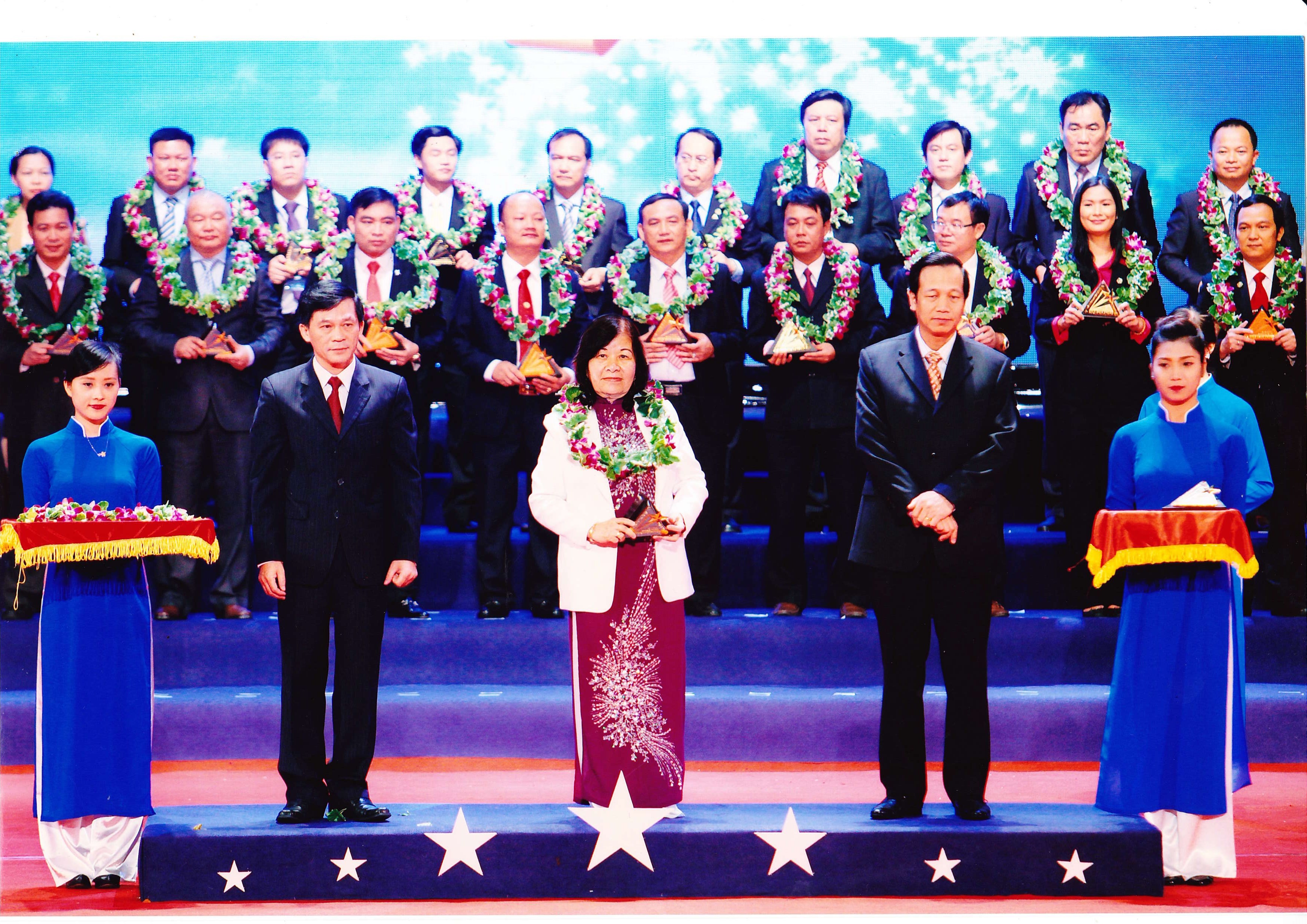 THIEN DUOC RECEIVING THE 2013 GOLD STAR AWARD